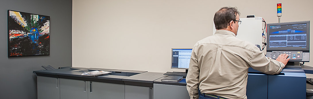 Imprimerie-Avantage_Web-0001 Imprimeur ajustant les paramètres d'impression